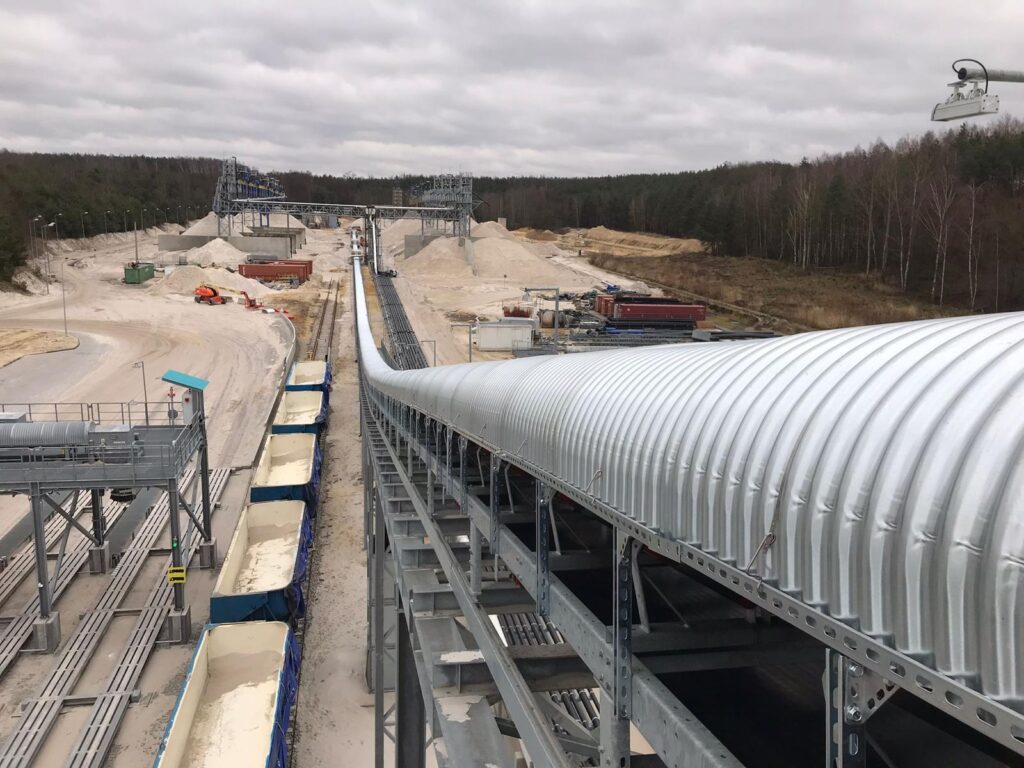 Pokrywy osłaniające taśmę